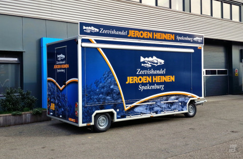 Zijaanzicht van een aanhangwagen voor vis met gesloten luifel