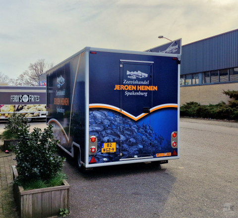 Achteraanzicht van een aanhangwagen voor vis