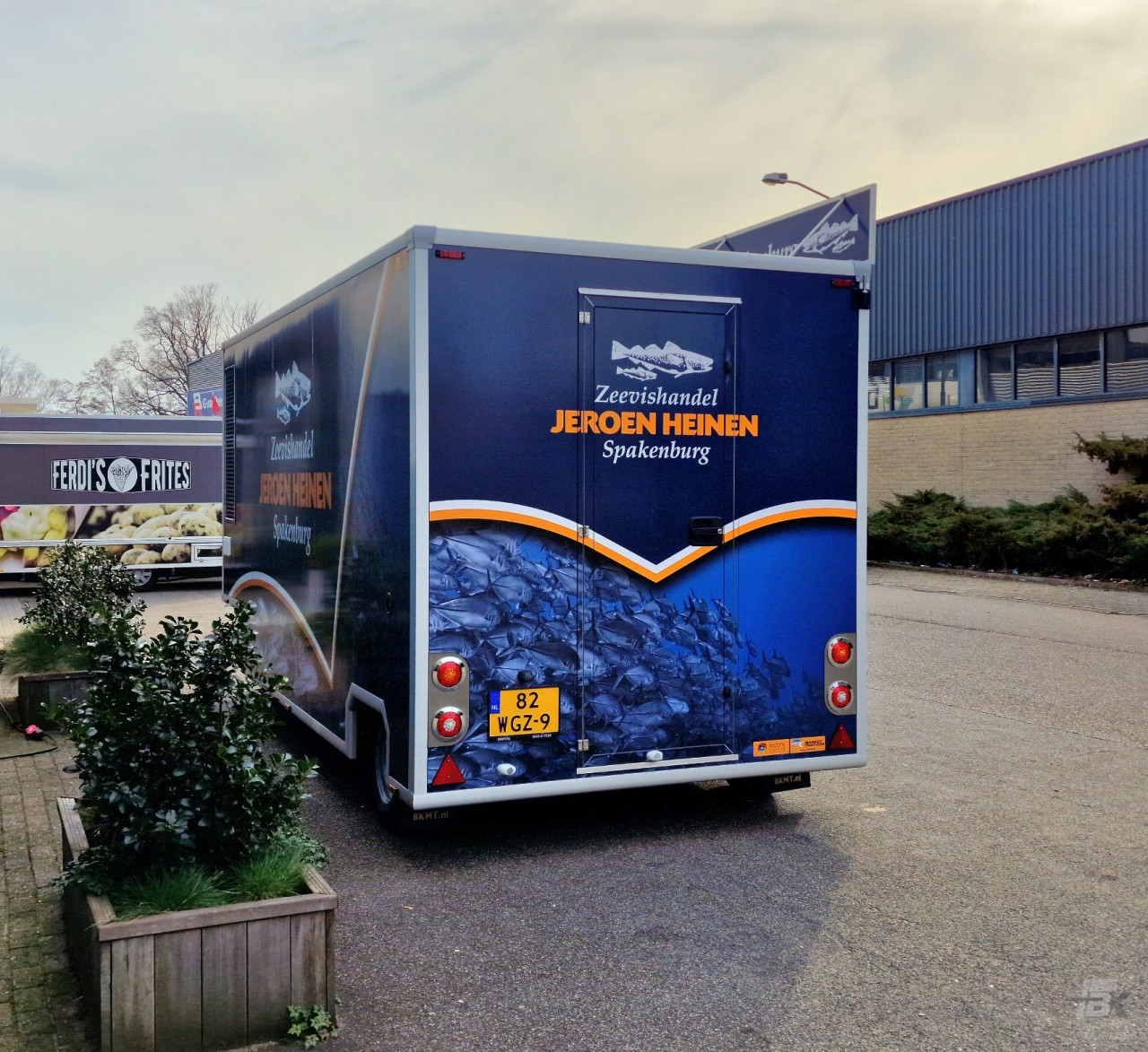 Achteraanzicht van een aanhangwagen voor vis