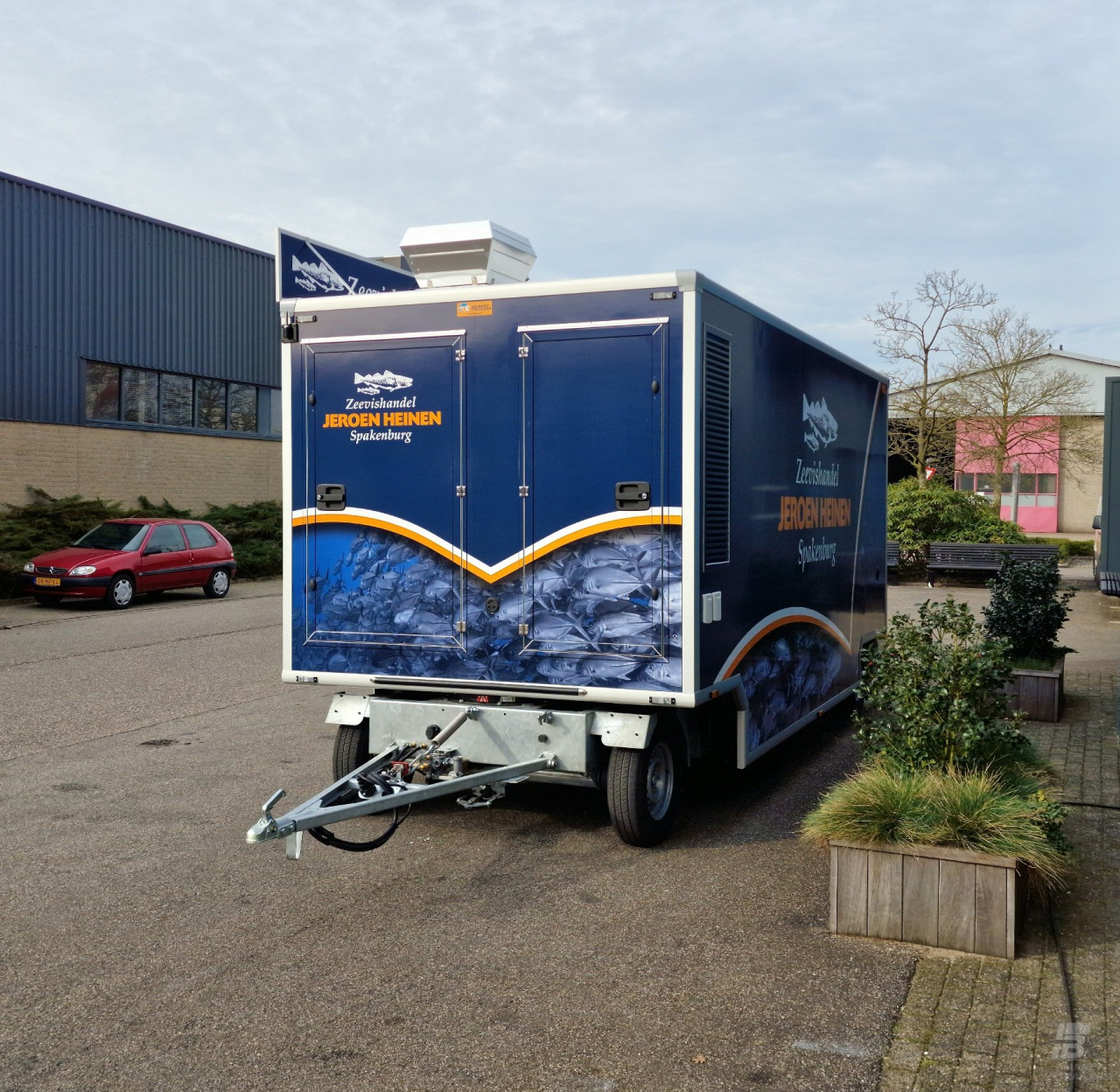 Vooraanzicht van een aanhangwagen voor vis