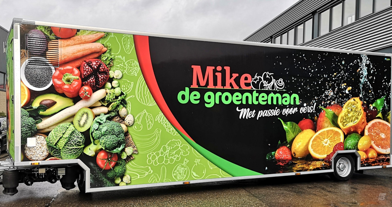 Zijaanzicht van een aanhangwagen voor groente en fruit