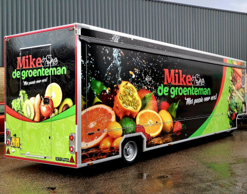 Achteraanzicht van een aanhangwagen voor groente en fruit met gesloten luifel