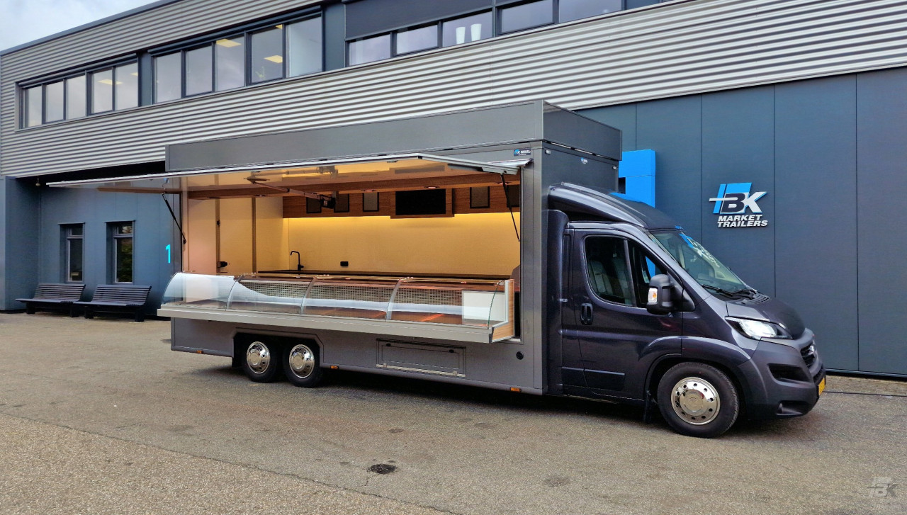 Zijaanzicht van een verkoopwagen voor vis met geopende luifel