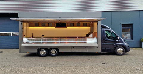 Zijaanzicht van een verkoopwagen voor vis met geopende luifel