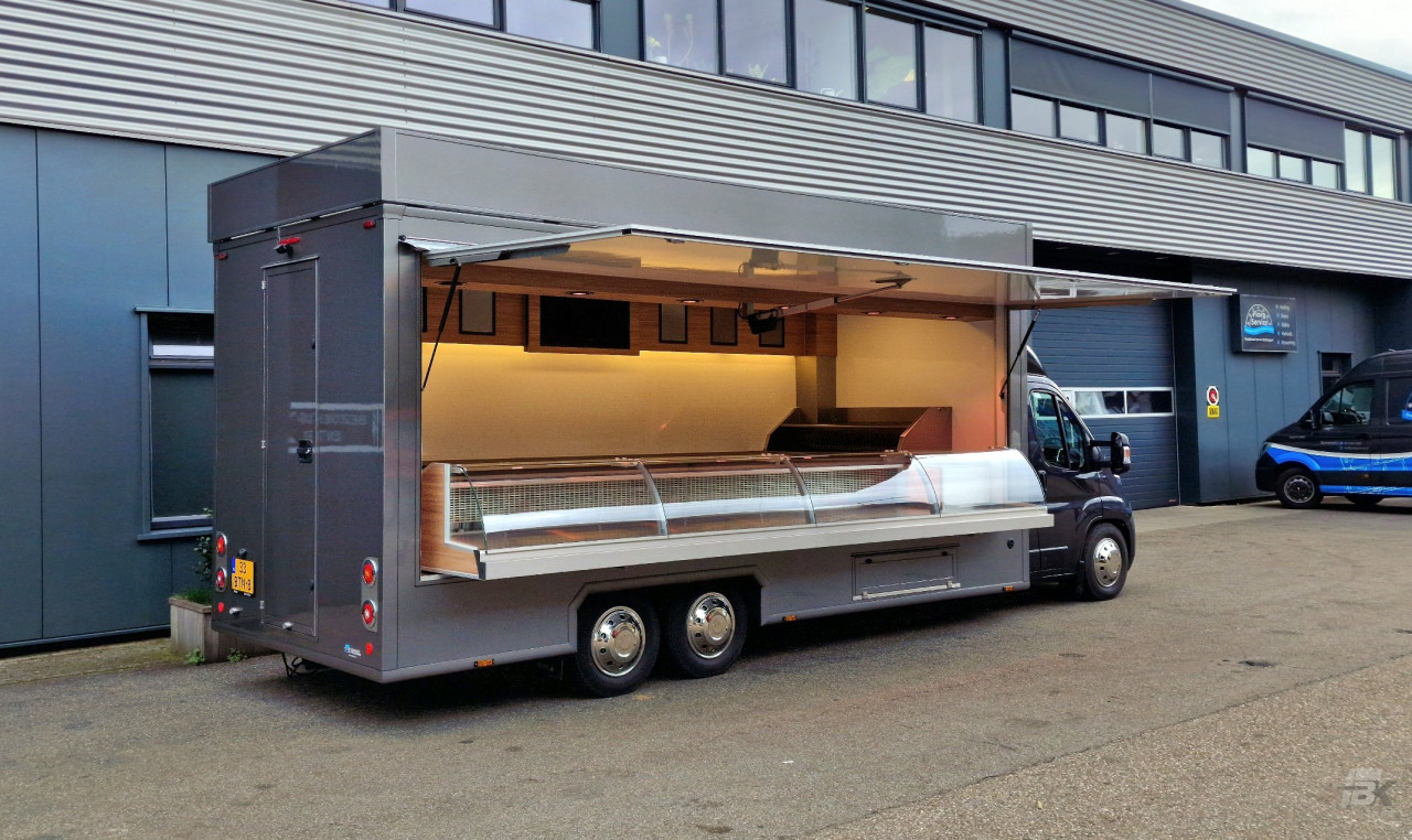 Zijaanzicht van een verkoopwagen voor vis met geopende luifel
