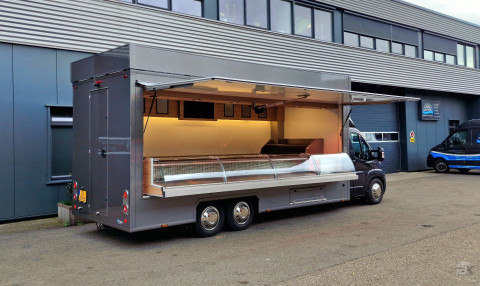 Zijaanzicht van een verkoopwagen voor vis met geopende luifel