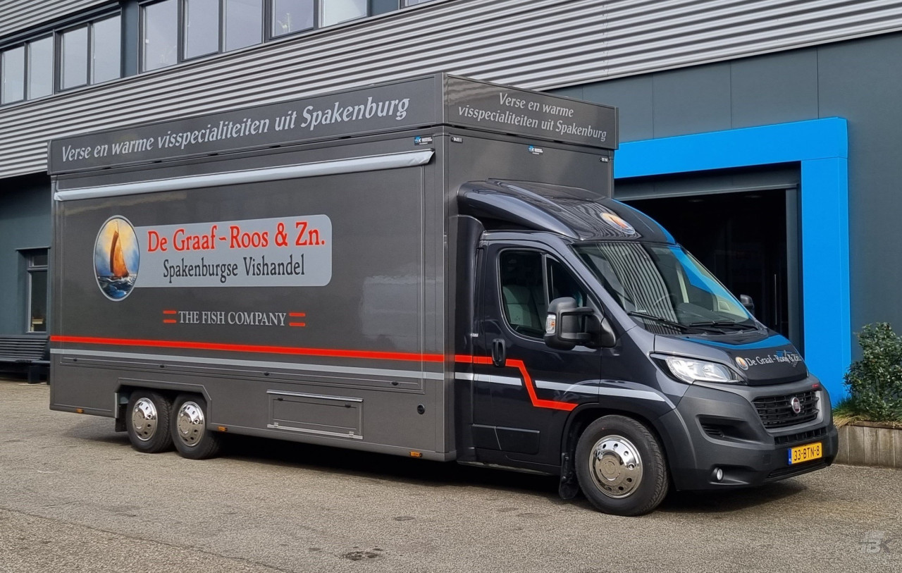 Zijaanzicht van een verkoopwagen voor vis met gesloten luifel