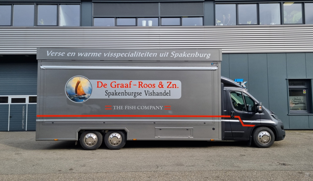 Zijaanzicht van een verkoopwagen voor vis met gesloten luifel