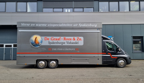 Zijaanzicht van een verkoopwagen voor vis met gesloten luifel