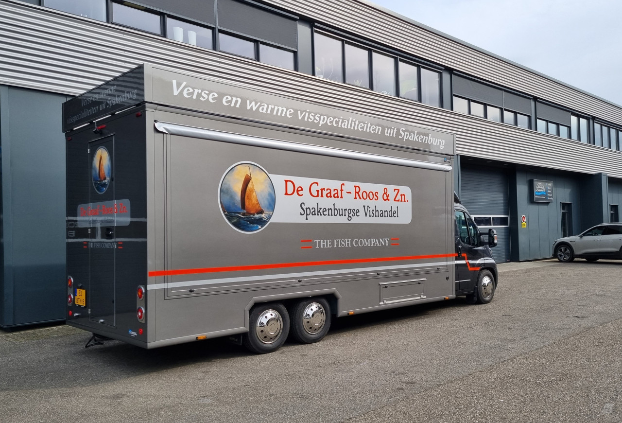 Zijaanzicht van een verkoopwagen voor vis met gesloten luifel