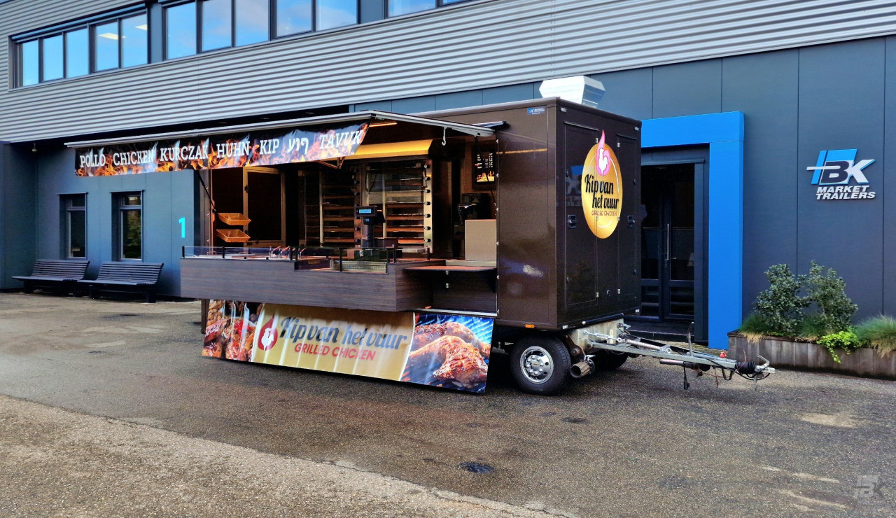 Zijaanzicht van een aanhangwagen voor kip aan het spit met geopende luifel