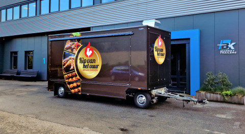 Zijaanzicht van een aanhangwagen voor kip aan het spit met gesloten luifel
