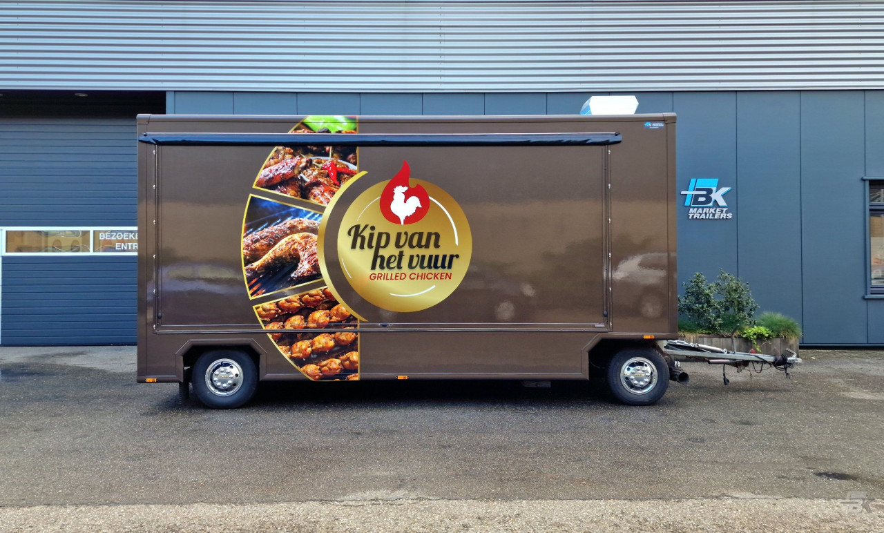 Zijaanzicht van een aanhangwagen voor kip aan het spit met gesloten luifel