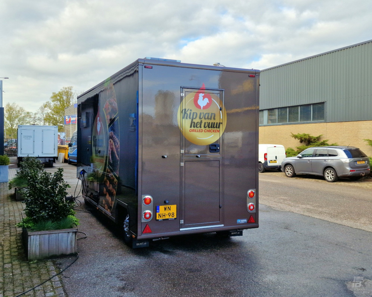 Achteraanzicht van een aanhangwagen voor kip aan het spit