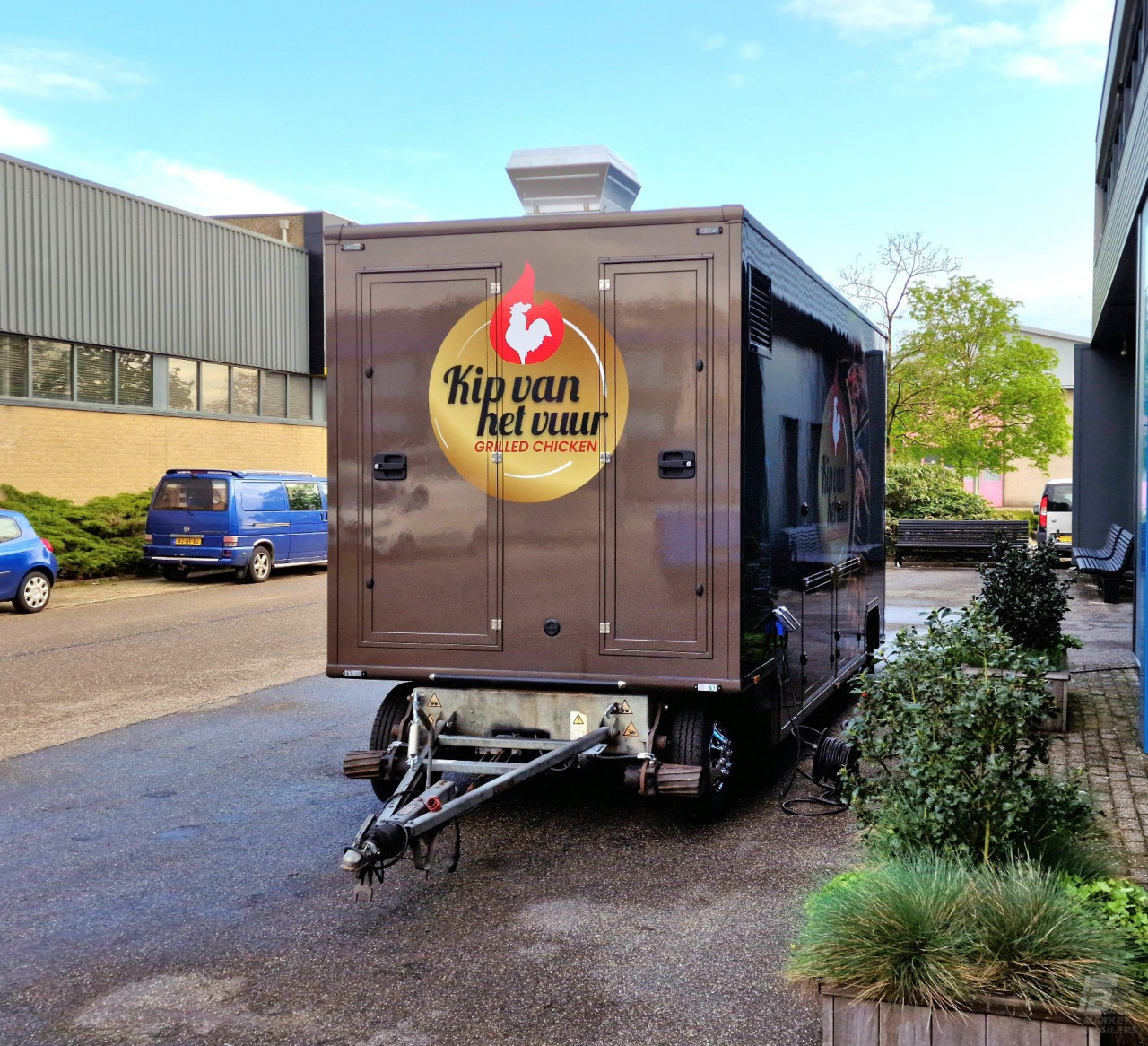 Vooraanzicht van een aanhangwagen voor kip aan het spit