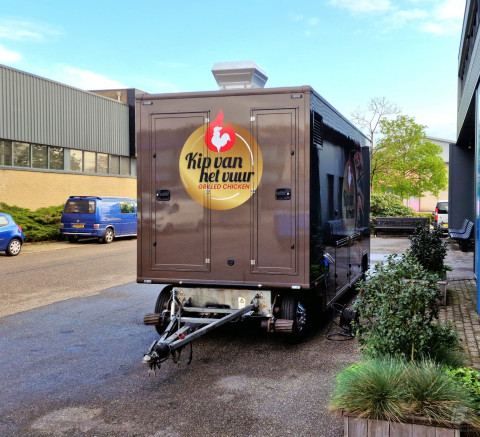 Vooraanzicht van een aanhangwagen voor kip aan het spit
