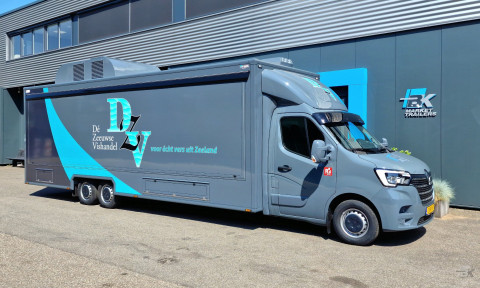 Zijaanzicht van een verkoopwagen voor vis met gesloten luifel