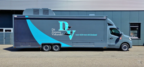 Zijaanzicht van een verkoopwagen voor vis met gesloten luifel