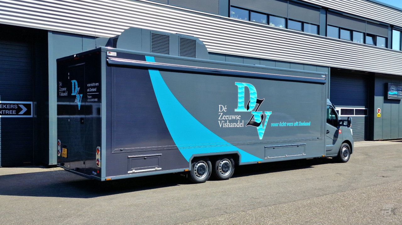 Zijaanzicht van een verkoopwagen voor vis met gesloten luifel