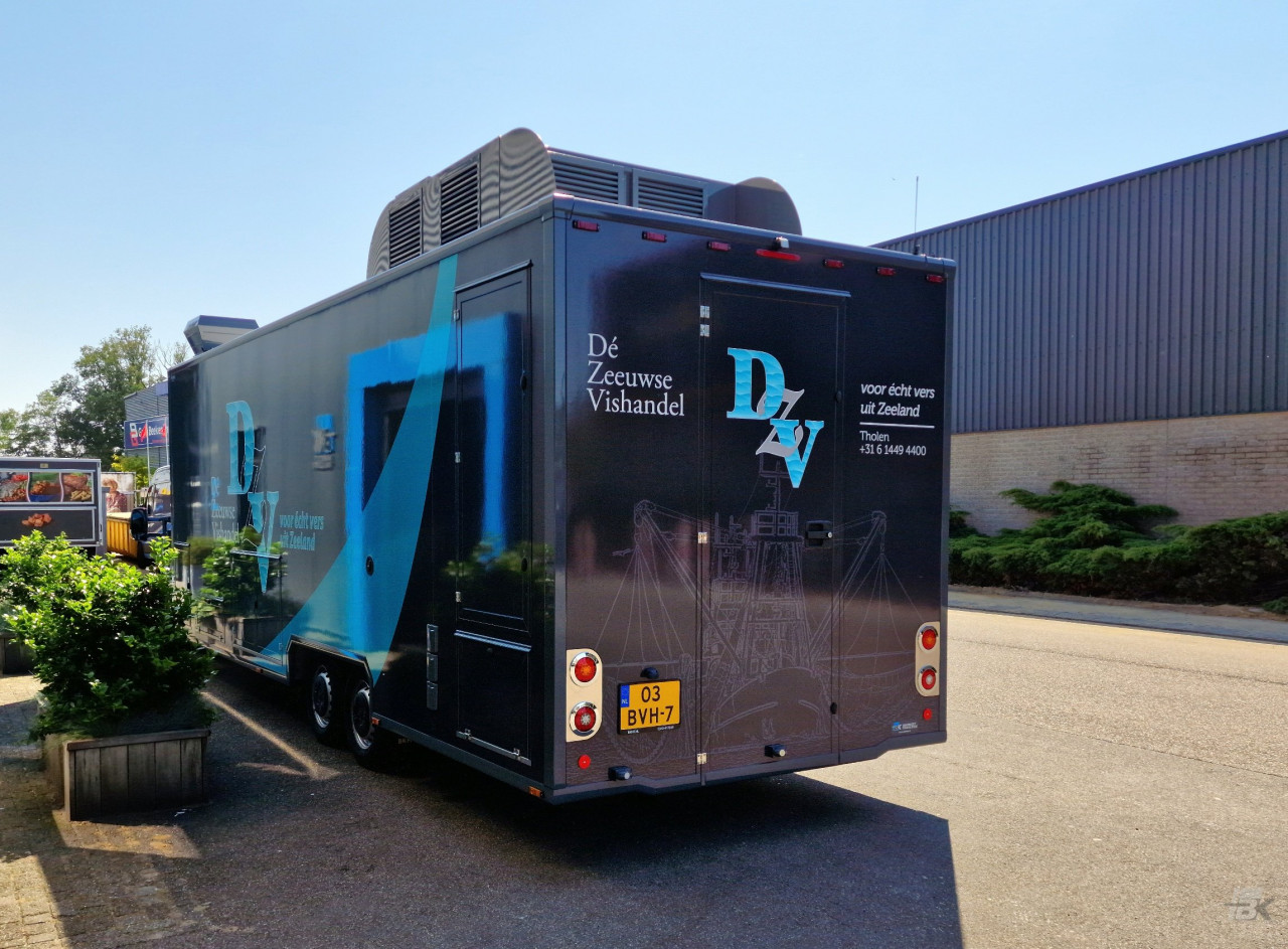 Achteraanzicht van een verkoopwagen voor vis
