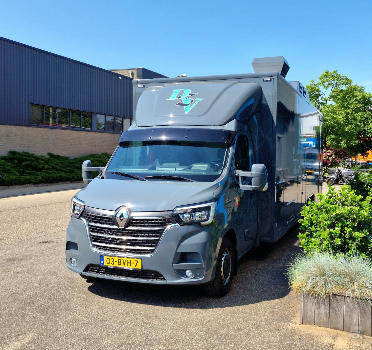 Vooraanzicht van een verkoopwagen voor vis