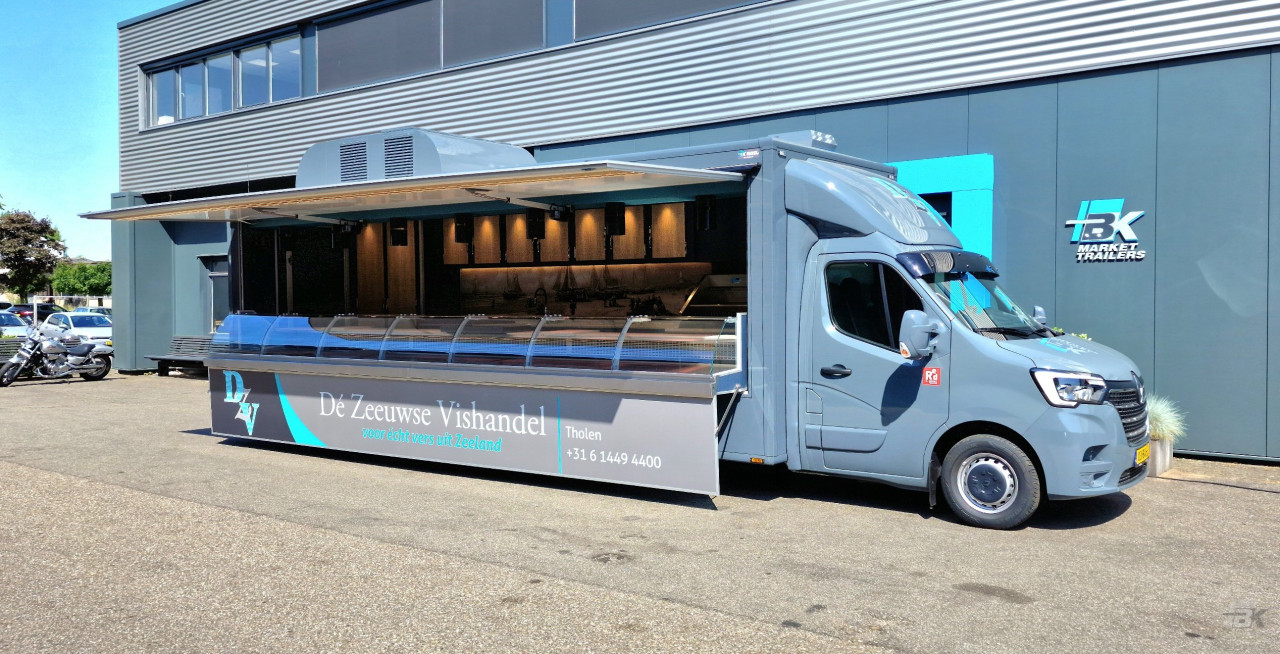 Zijaanzicht van een verkoopwagen voor vis met geopende luifel