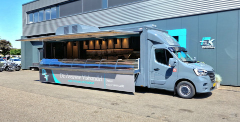 Zijaanzicht van een verkoopwagen voor vis met geopende luifel