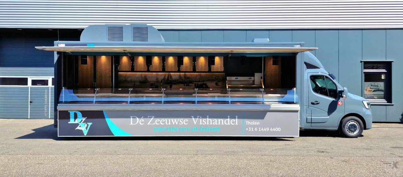 Zijaanzicht van een verkoopwagen voor vis met geopende luifel