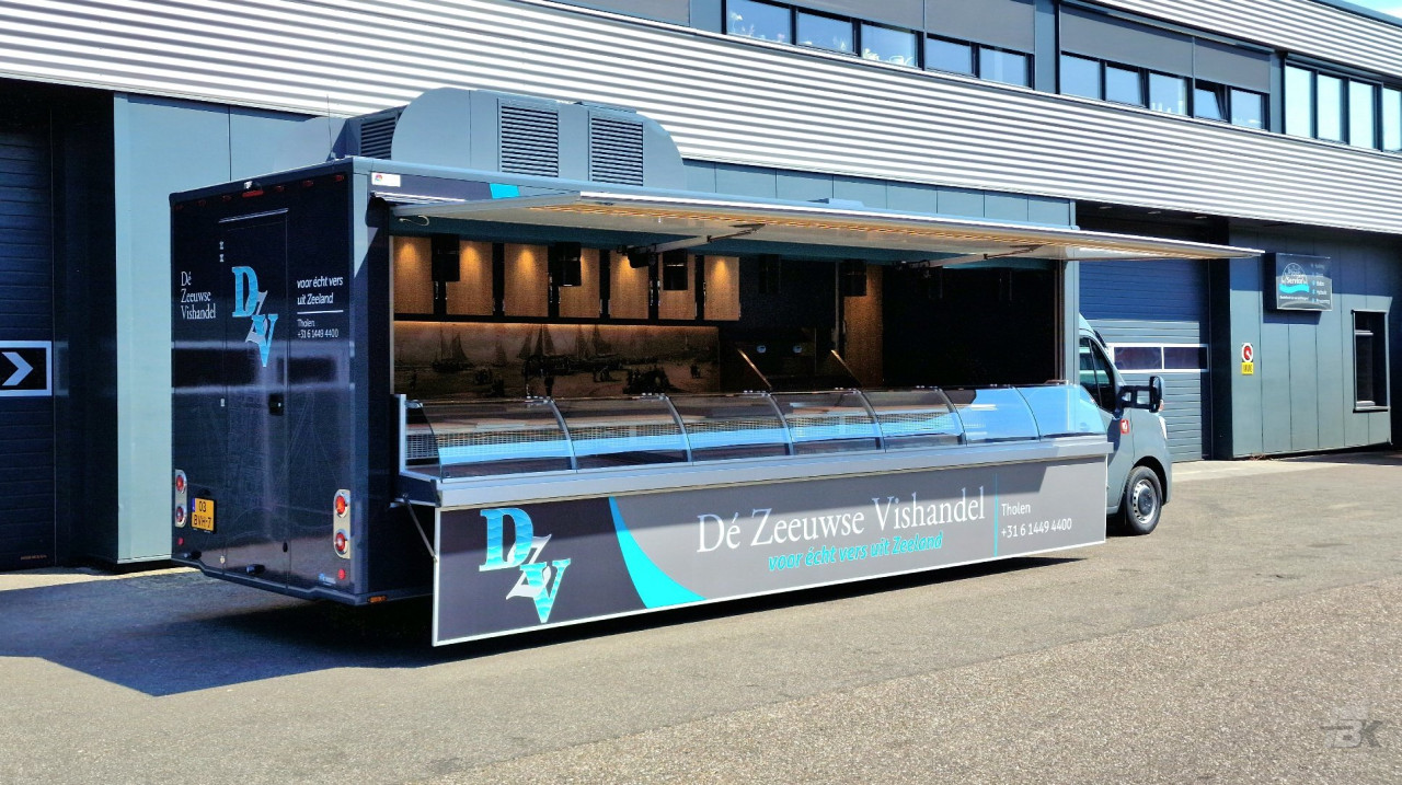 Zijaanzicht van een verkoopwagen voor vis met geopende luifel