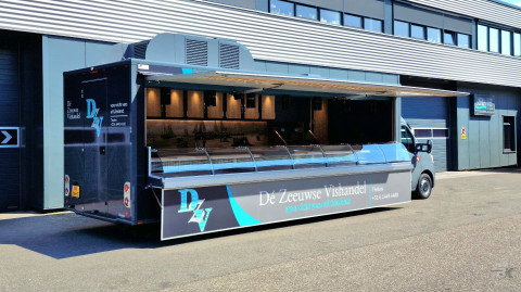 Zijaanzicht van een verkoopwagen voor vis met geopende luifel
