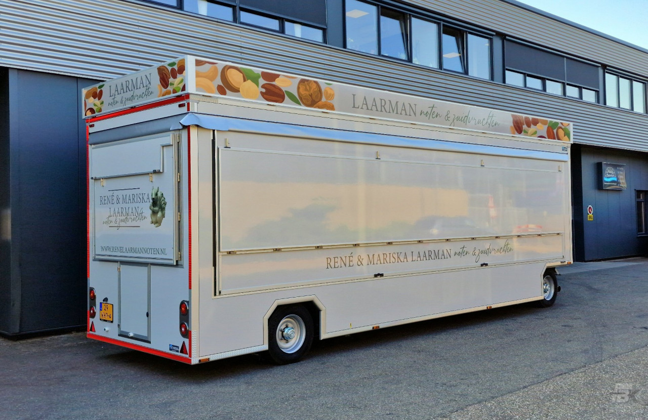 Zijaanzicht van een aanhangwagen voor noten met gesloten luifel
