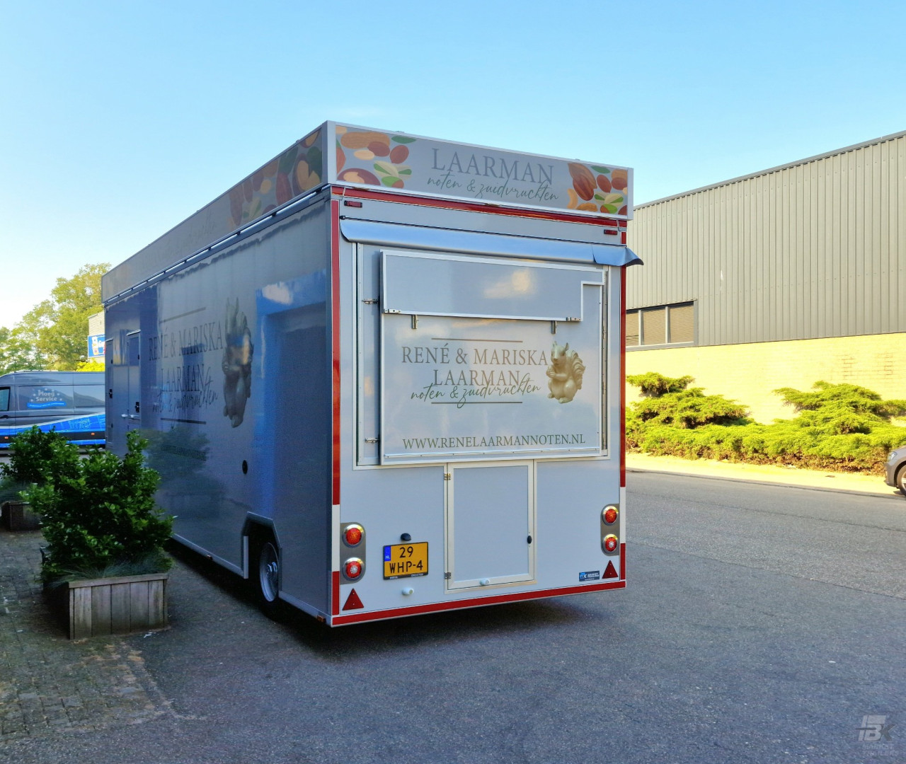 Achteraanzicht van een aanhangwagen voor noten