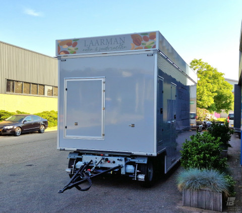Vooraanzicht van een aanhangwagen voor noten