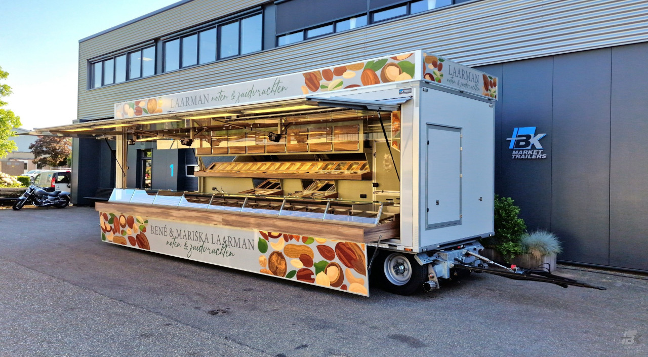 Zijaanzicht van een aanhangwagen voor noten met geopende luifel