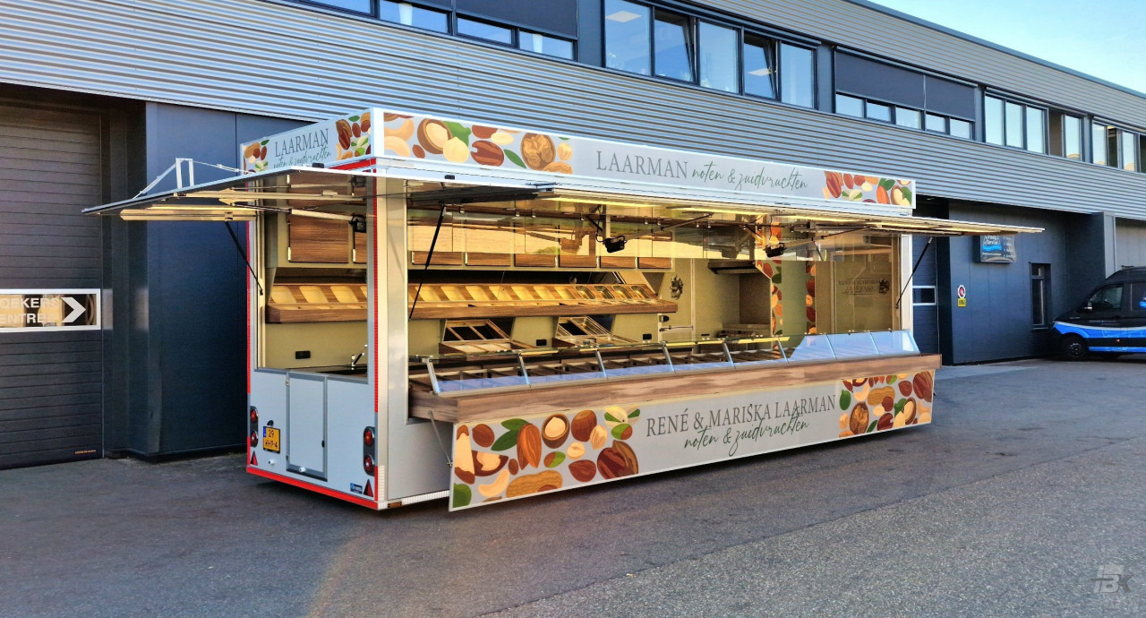 Zijaanzicht van een aanhangwagen voor noten met geopende luifel