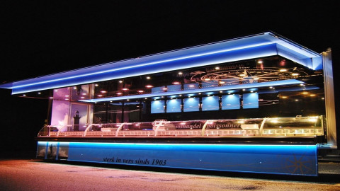 Zijaanzicht van een verkoopwagen oplegger voor vis met geopende luifel