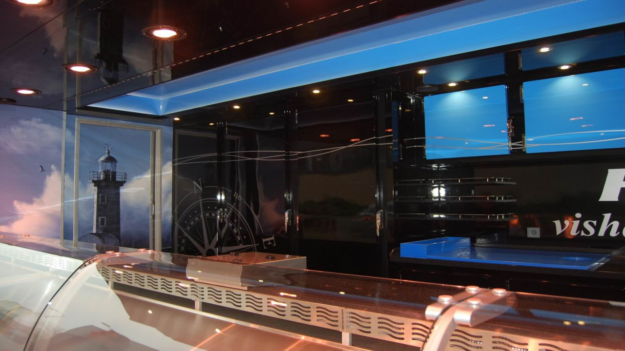 Binnenkant van een verkoopwagen oplegger voor vis