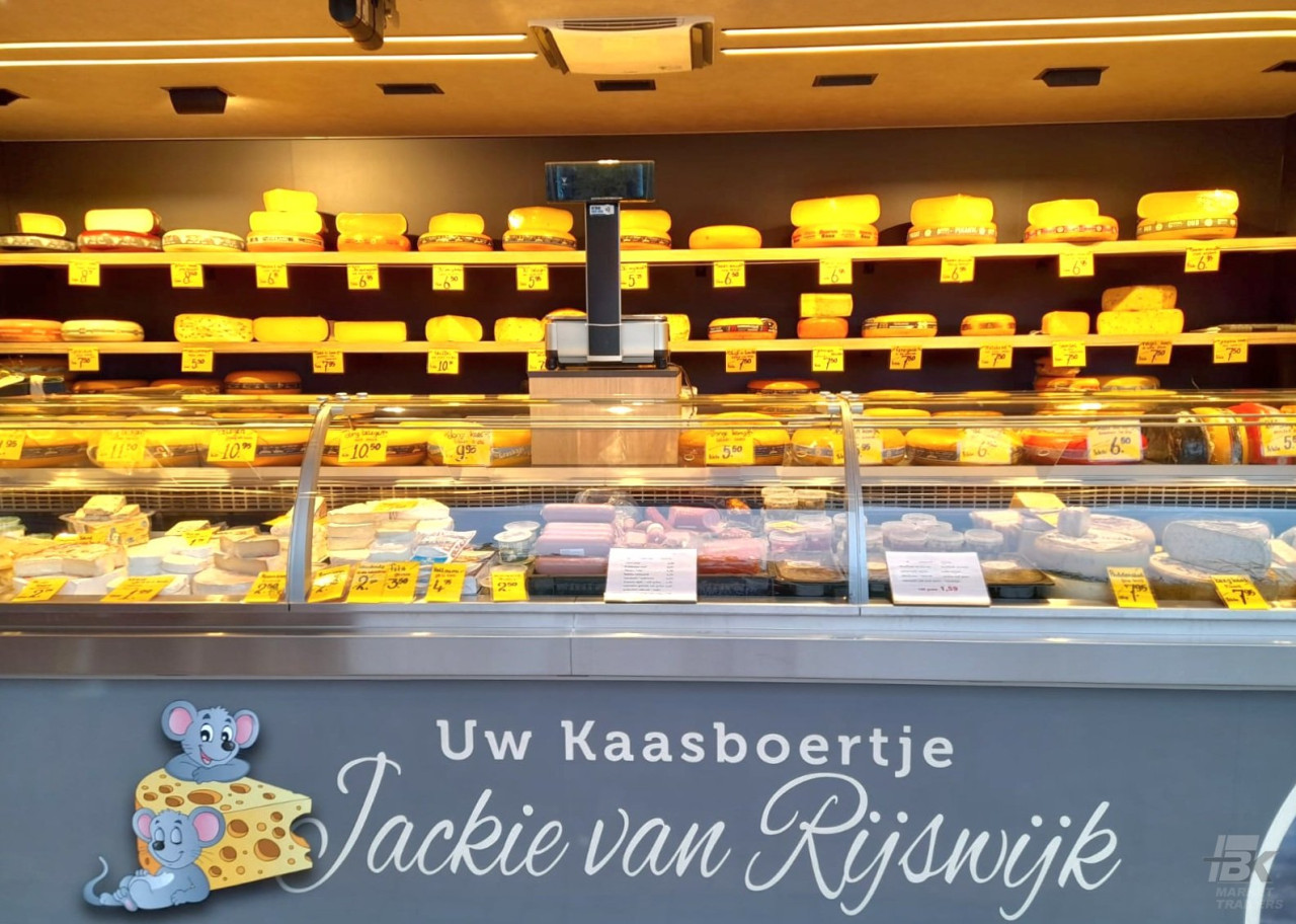 Volledig uitgestalde aanhangwagen voor kaas, op een standplaats
