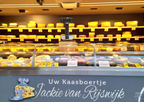 Volledig uitgestalde aanhangwagen voor kaas, op een standplaats