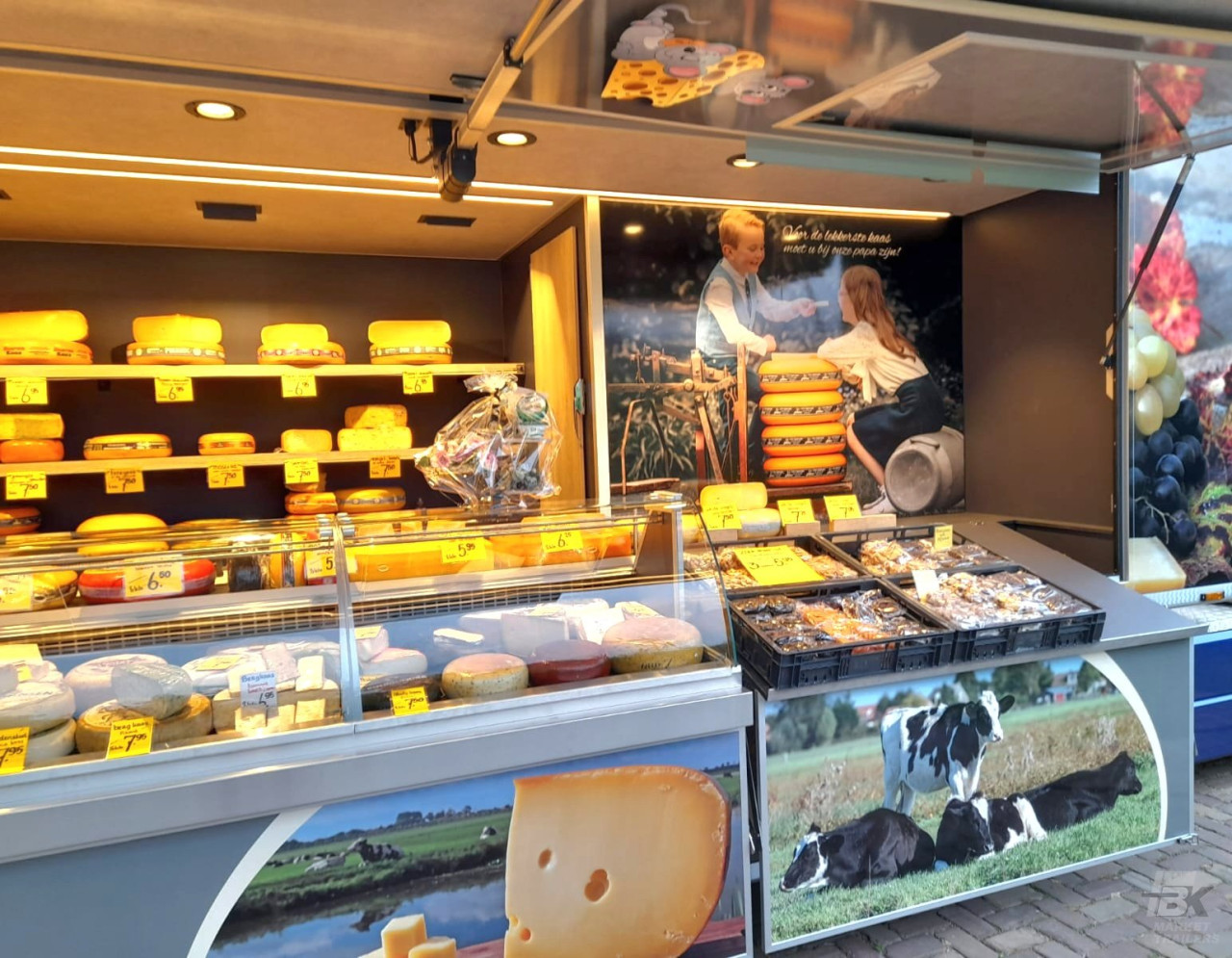 Volledig uitgestalde aanhangwagen voor kaas, op een standplaats
