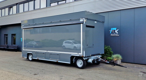 Zijaanzicht van een aanhangwagen voor kaas met gesloten luifel