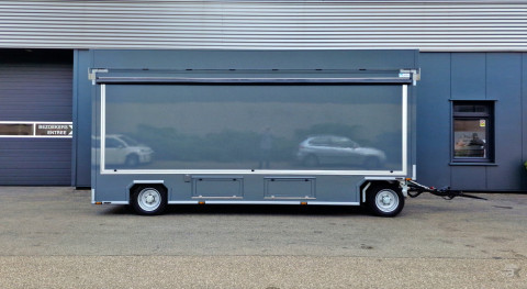 Zijaanzicht van een aanhangwagen voor kaas met gesloten luifel