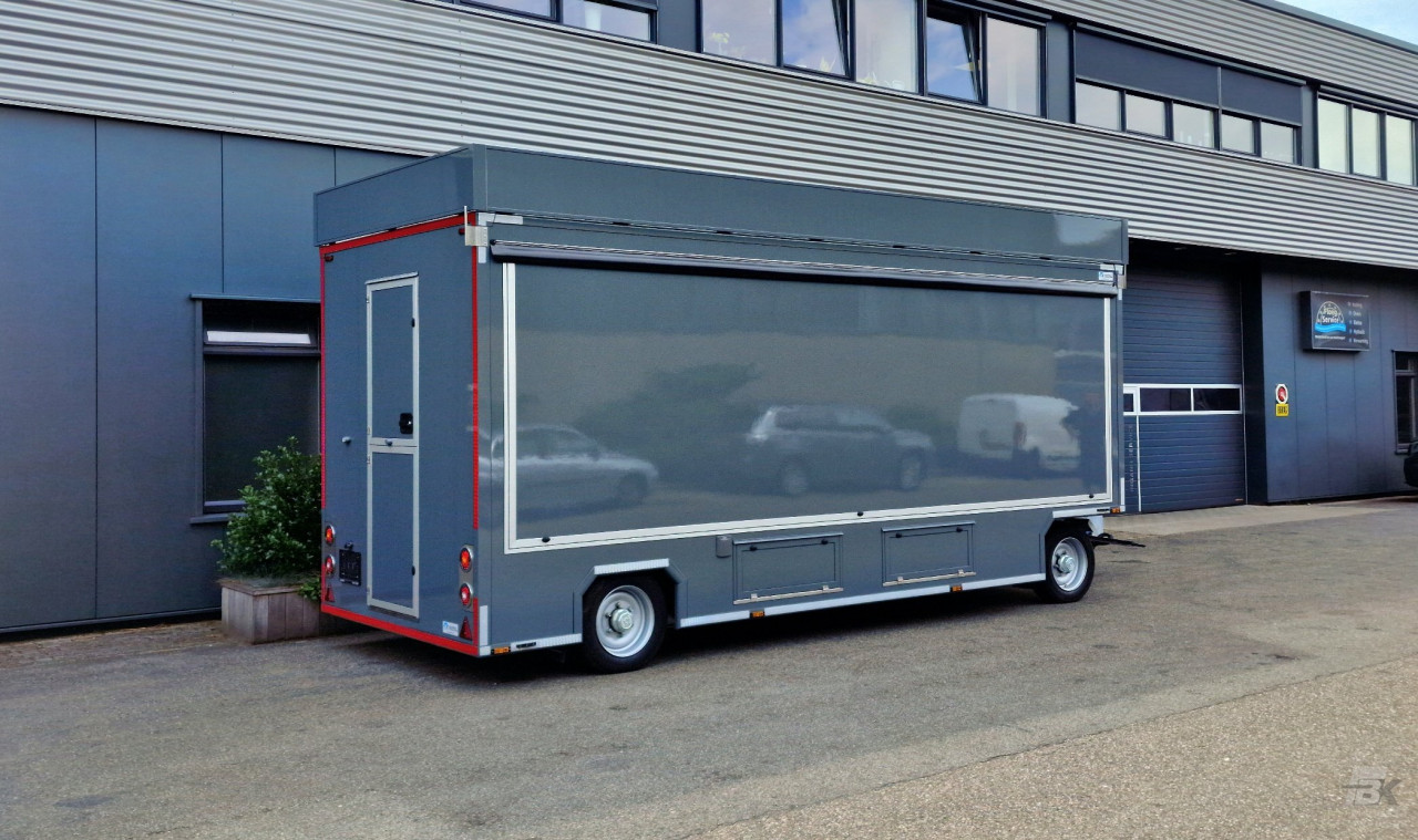 Zijaanzicht van een aanhangwagen voor kaas met gesloten luifel