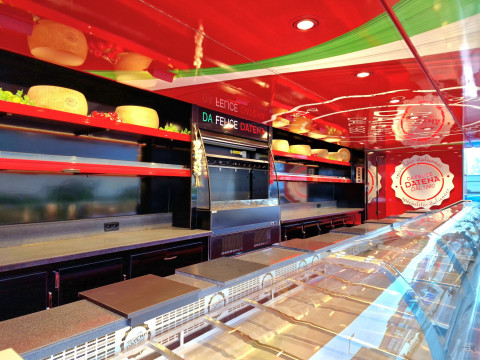Binnenkant van een verkoopwagen oplegger voor Italiaanse delicatessen