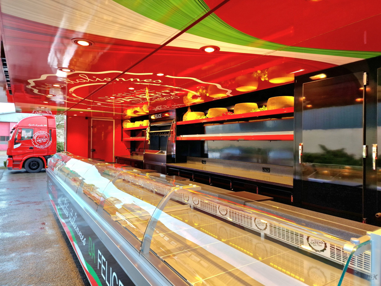 Binnenkant van een verkoopwagen oplegger voor Italiaanse delicatessen