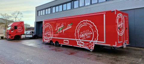 Zijaanzicht van een verkoopwagen oplegger voor Italiaanse delicatessen met gesloten luifel