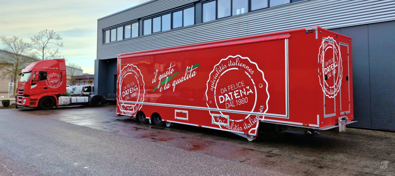 Zijaanzicht van een verkoopwagen oplegger voor Italiaanse delicatessen met gesloten luifel