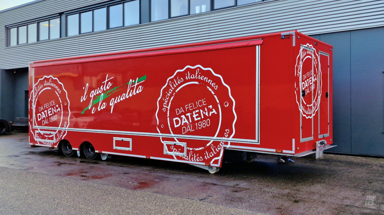 Zijaanzicht van een verkoopwagen oplegger voor Italiaanse delicatessen met gesloten luifel
