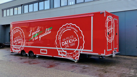 Zijaanzicht van een verkoopwagen oplegger voor Italiaanse delicatessen met gesloten luifel