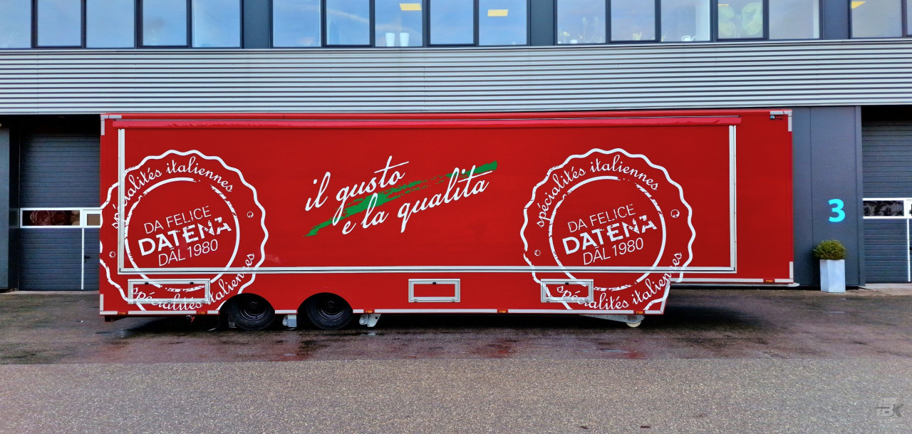 Zijaanzicht van een verkoopwagen oplegger voor Italiaanse delicatessen met gesloten luifel